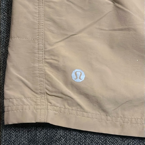 Lululemon Men’s Tan Khaki Cargo Shorts sz 40 - Picture 7 of 8